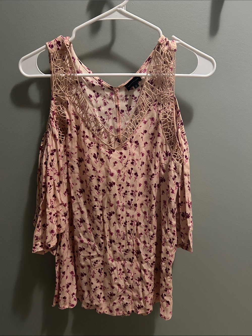 Buckle Cream Cold-Shoulder Floral Lace-Trim Top